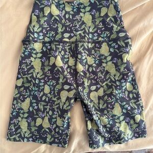 Beyond Yoga High-Rise Pear & Leaf Print Bike Shorts - Black/Green/Purple 5” In